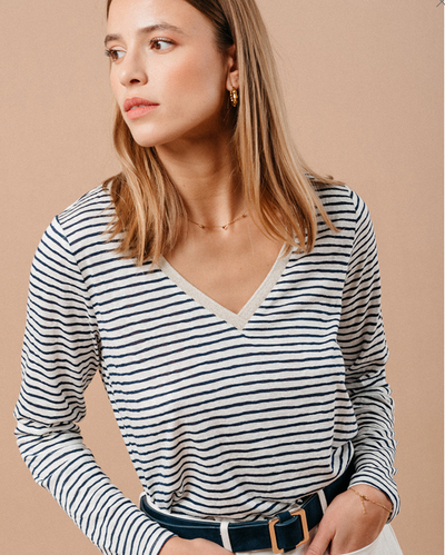 <p data-mce-fragment="1">Elevate your wardrobe with Grace &amp; Mila's Martin Long Sleeve in Navy Striped. This cute v-neck top features sparkly trim, adding a touch of glam to this basic piece. Perfect for a British summer, it's versatile and stylish. Because who says basics can't be fun?!</p> <p data-mce-fragment="1">&nbsp;</p> <p data-mce-fragment="1">Made of 65% polyester, 35% Rayon, Machine wash 30 with like colours&nbsp;</p>