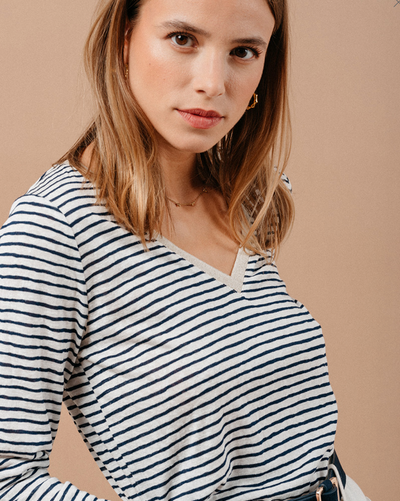 <p data-mce-fragment="1">Elevate your wardrobe with Grace &amp; Mila's Martin Long Sleeve in Navy Striped. This cute v-neck top features sparkly trim, adding a touch of glam to this basic piece. Perfect for a British summer, it's versatile and stylish. Because who says basics can't be fun?!</p> <p data-mce-fragment="1">&nbsp;</p> <p data-mce-fragment="1">Made of 65% polyester, 35% Rayon, Machine wash 30 with like colours&nbsp;</p>