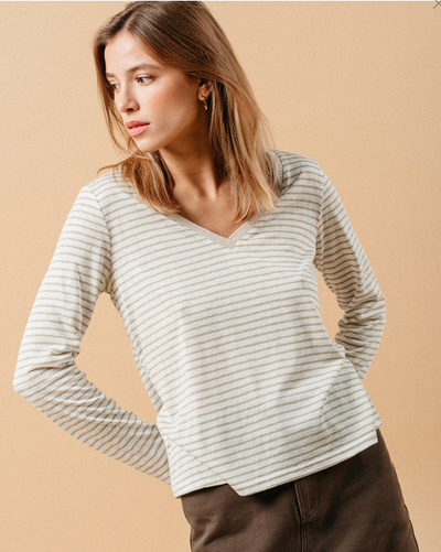 <p data-mce-fragment="1">Elevate your wardrobe with Grace &amp; Mila's Martin Long Sleeve in Green Stripes. This cute v-neck top features sparkly trim, adding a touch of glam to this basic piece. Perfect for a British summer, it's versatile and stylish. Because who says basics can't be fun?!</p> <p data-mce-fragment="1">&nbsp;</p> <p data-mce-fragment="1">Made of 65% polyester, 35% Rayon, Machine wash 30 with like colours&nbsp;</p>