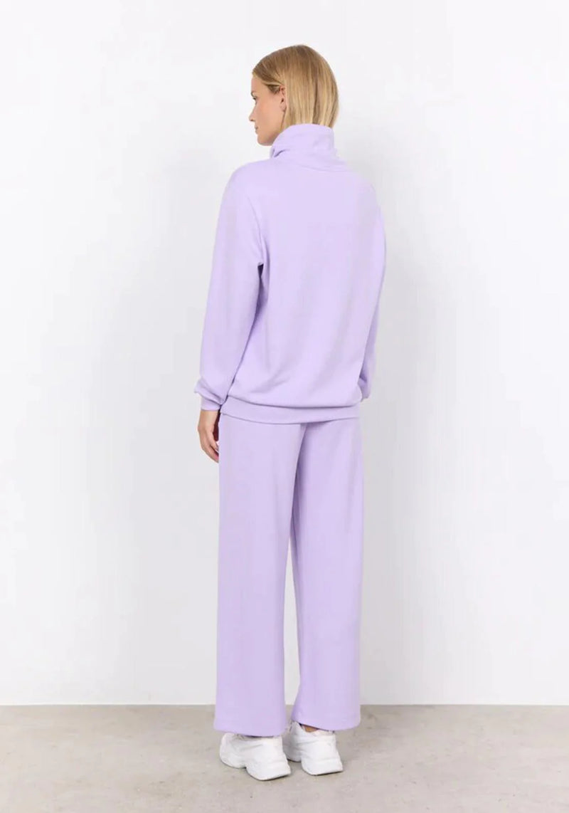 Get cozy and stylish in the Soyaconcept Banu Cowl Neck Sweatshirt. Made with a soft and stretchy scuba texture, this sweatshirt is perfect for transitioning to spring. And in a delightful lilac-purple colour, it&