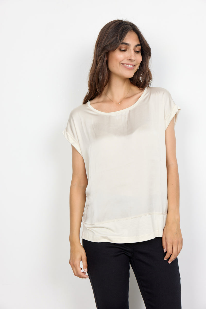 Soyaconcept - Thilde Top in Cream on a model