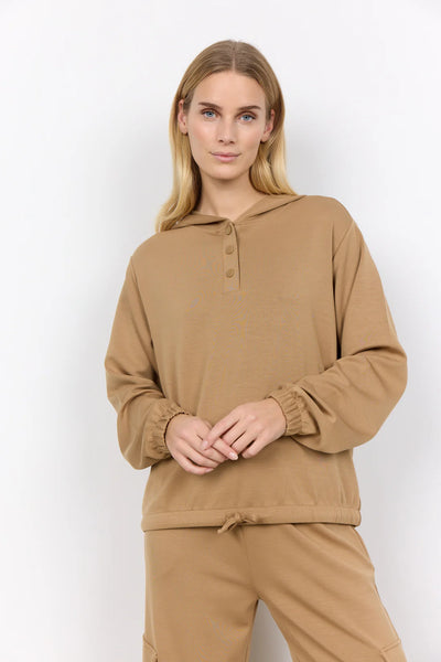 Introducing Soyaconcept's Banu Hoodie, now in a beautiful Cafe Latte Brown. This classic hoodie is back and ready to elevate your autumn wardrobe with its perfect neutral shade. Stay cosy and stylish all season long.    Made of 48% Modal 48% polyester 4% elastic, Machine wash 30