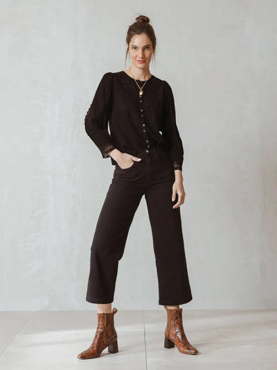 <p data-mce-fragment="1">Unleash your inner fashionista with the Indi &amp; Cold Pantalón Jeans. These wide legged button-up jeans are the perfect addition to your spring and summer wardrobe. With a sleek dark wash, you'll love the stylish versatility these pants bring to any outfit. Don't miss out!</p> <p data-mce-fragment="1">&nbsp;</p> <p data-mce-fragment="1">Made of 100% Cotton, Machine wash 30 with like colours&nbsp;</p>