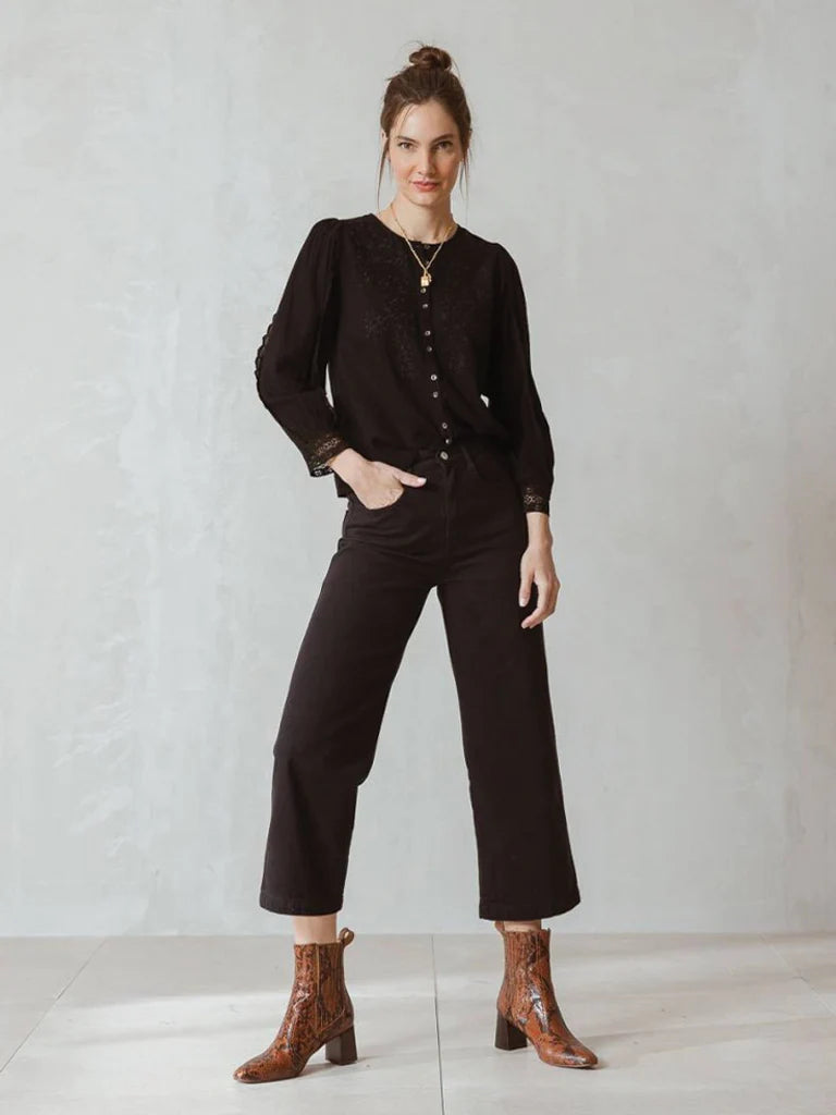 <p data-mce-fragment="1">Unleash your inner fashionista with the Indi &amp; Cold Pantalón Jeans. These wide legged button-up jeans are the perfect addition to your spring and summer wardrobe. With a sleek dark wash, you&