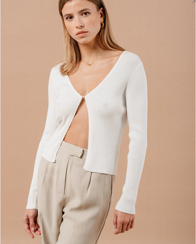 <p data-mce-fragment="1">Introducing the Grace &amp; Mila Mademoiselle Ribbed Cardi in Ecru - a stylish and versatile addition to your wardrobe! Layer this open ribbed cardigan over any outfit with its delicate front closure. Stay chic all day long!</p> <p data-mce-fragment="1">&nbsp;</p> <p data-mce-fragment="1">Made of 72% Viscose, 28% Polyester, Machine wash 30&nbsp;</p>