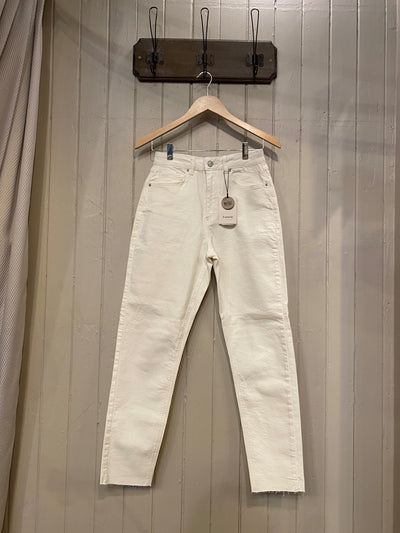 <p>Get ready to be the envy of your friends with these Off White Lydia Mom Jeans from B Young. Perfect for spring and summer, these jeans are not only stylish but also perfect for vacations or enjoying sunny days at home. Add a touch of uniqueness to your wardrobe with these quirky, playful, and comfortable jeans.</p> <p>&nbsp;</p> <p>Made og 98% cotto, 2% elastic, wash at 30 degrees and air dry where possible, low iron if needed&nbsp;</p>