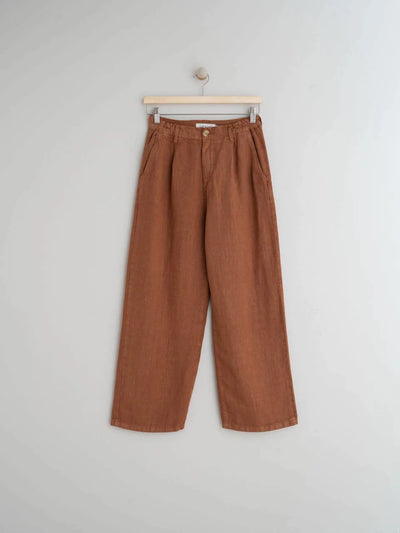<p data-mce-fragment="1">Get ready for summer with Indi &amp; Cold's Pantalón Linen in Canela! These legged linen trousers feature a sinched waist for a perfect fit. Ideal for holidays, beach days, and soaking up the sun!</p> <p data-mce-fragment="1">&nbsp;</p> <p data-mce-fragment="1">Made of 100% Cotton, Machine wash 30 with like colours&nbsp;</p>